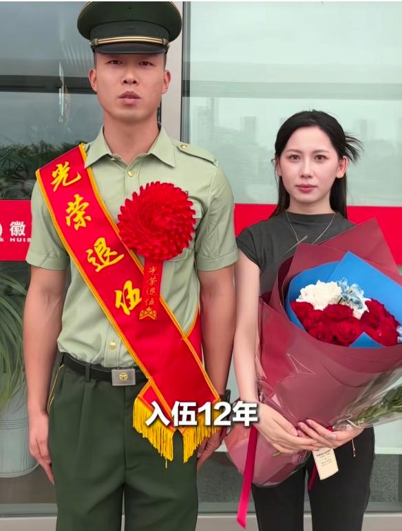 “最美军嫂”出现了！9月1日，安徽马鞍山，一名入伍12年的男子光荣退伍，他刚