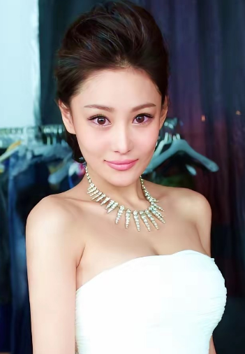 何捷一定每天偷着乐吧​不是因为娶到张馨予​而是娶回家发现，躺在身边的老婆体重