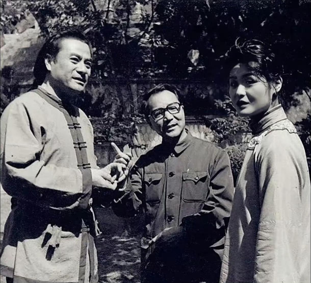 1981年，老戏骨达奇，在北京电影制片厂《海囚》的外景拍摄现场，一张罕见的留影，