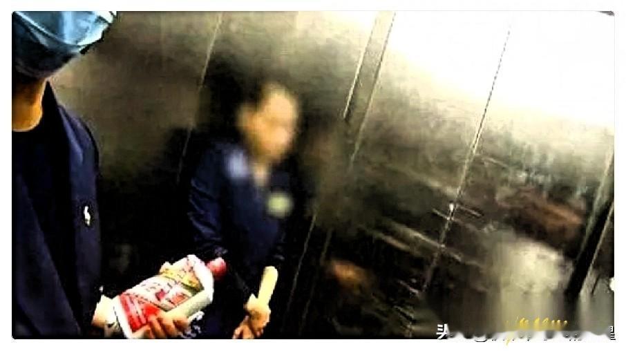 上海这事儿绝了。三瓶飞天茅台，哥们儿自己带去饭店请客的。菜都快上齐了，准备开酒