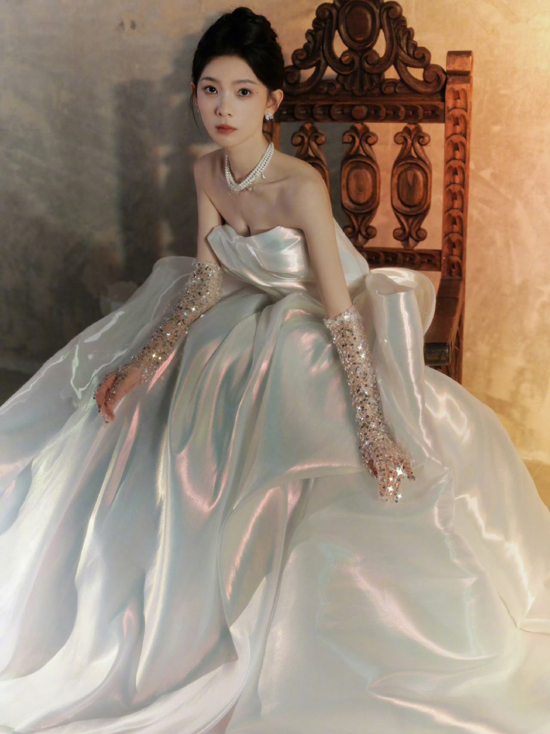 陈瑶流光缀裙陈瑶视界大会出发图把光穿在身上，阳光的祝福围绕满身​​​
