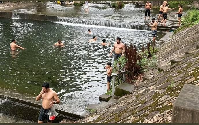 离谱！外籍游客闯入南京饮用水水库泡澡洗衣，只口头教育？两件事连在一起看，真