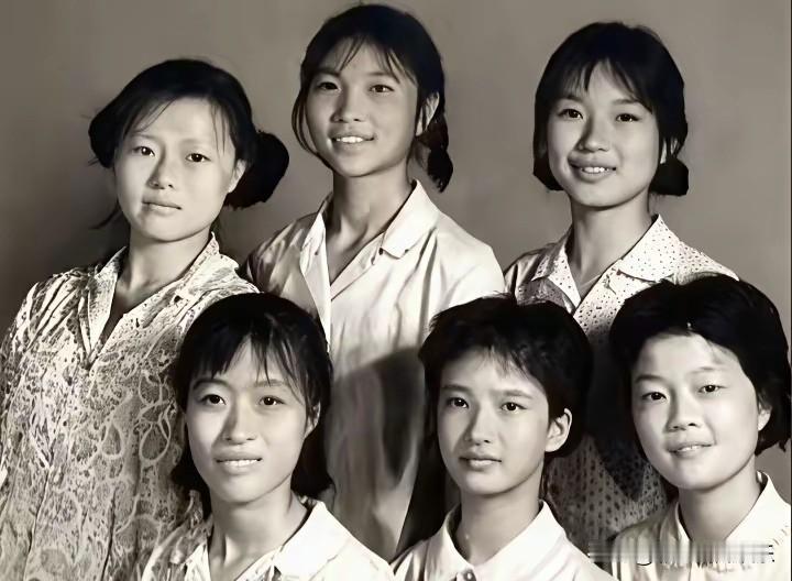 这是八十年代少女时期的何晴与同学的合影，她在第一排中间，短发眼神有一丝忧郁，她眼