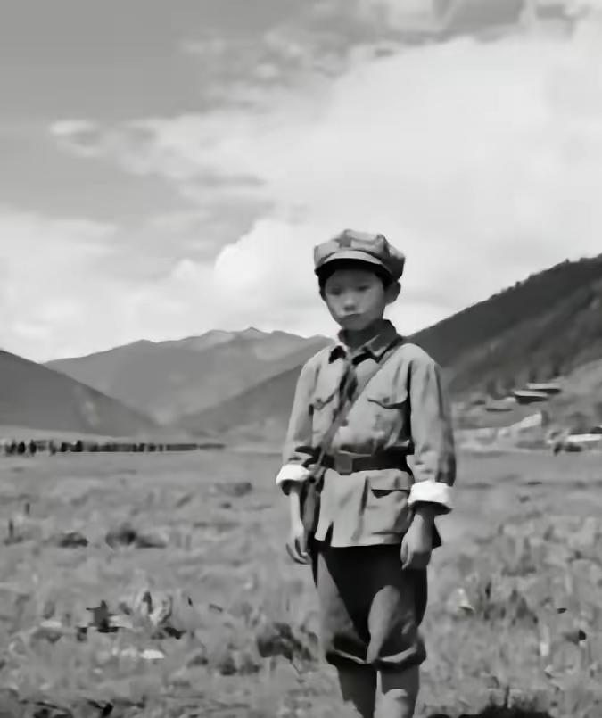 最小的红军战士苏力1926年出生，8岁参加了红军，搁在现在八岁还是在父母跟前撒娇