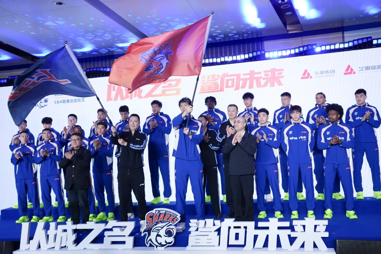 《新民体育》: 上海男篮在新赛季迎来了近年来最佳夺冠机会