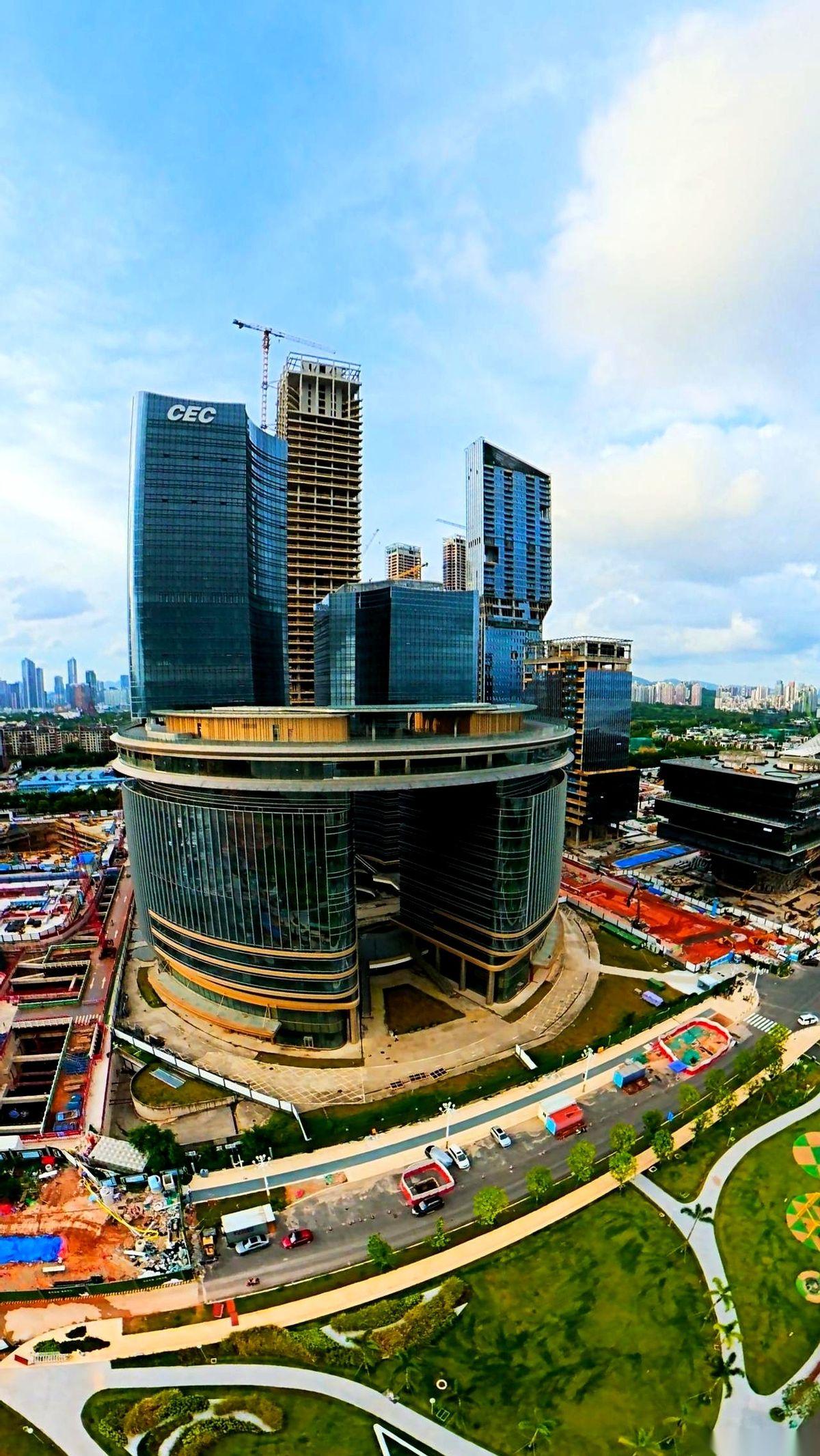 深圳湾这片工地，简直就是个“建筑怪物”的斗兽场。第一眼，一个巨型“马桶”直接蹲