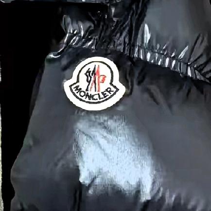 上海某公司最近闹得有点尴尬，男朋友送给姑娘的高端羽绒服，仅试穿一次，放在工位上