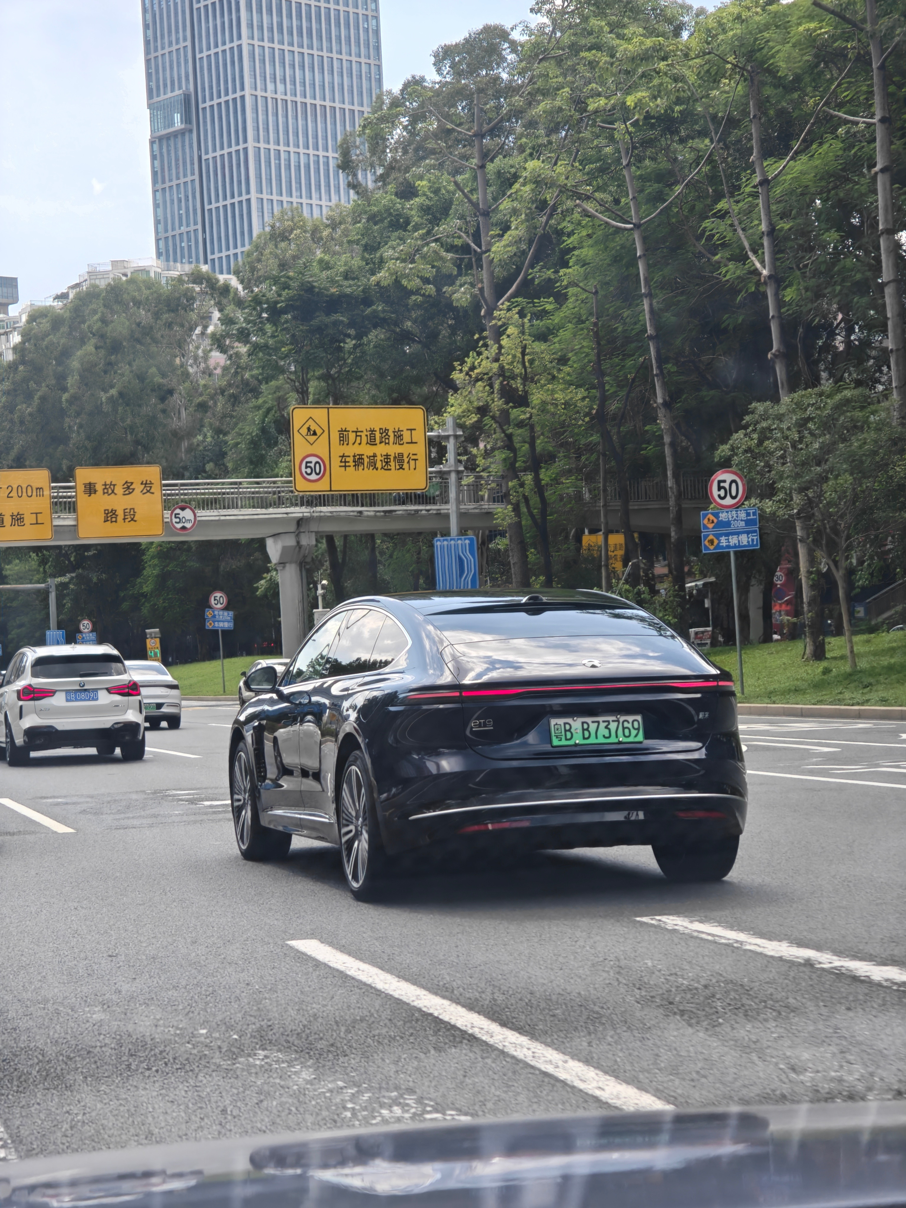第一次在路上见到ET9，确实长的很壮观​​​