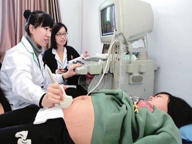 孕妇怀孕期间体重80斤, 胎儿刚出满月却久久地闭上了双眼