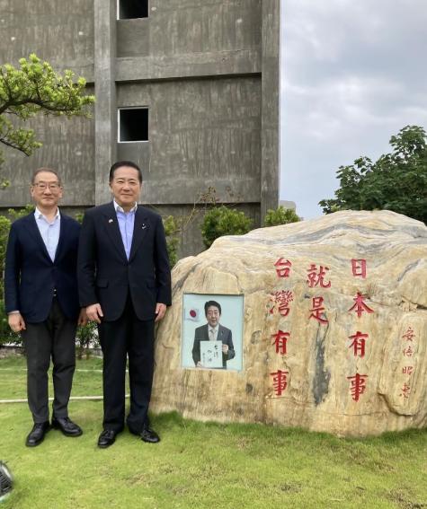 台湾高雄的这个公园是不是该拆除了？明目张胆把这句话刻在我中国的石头上，这有