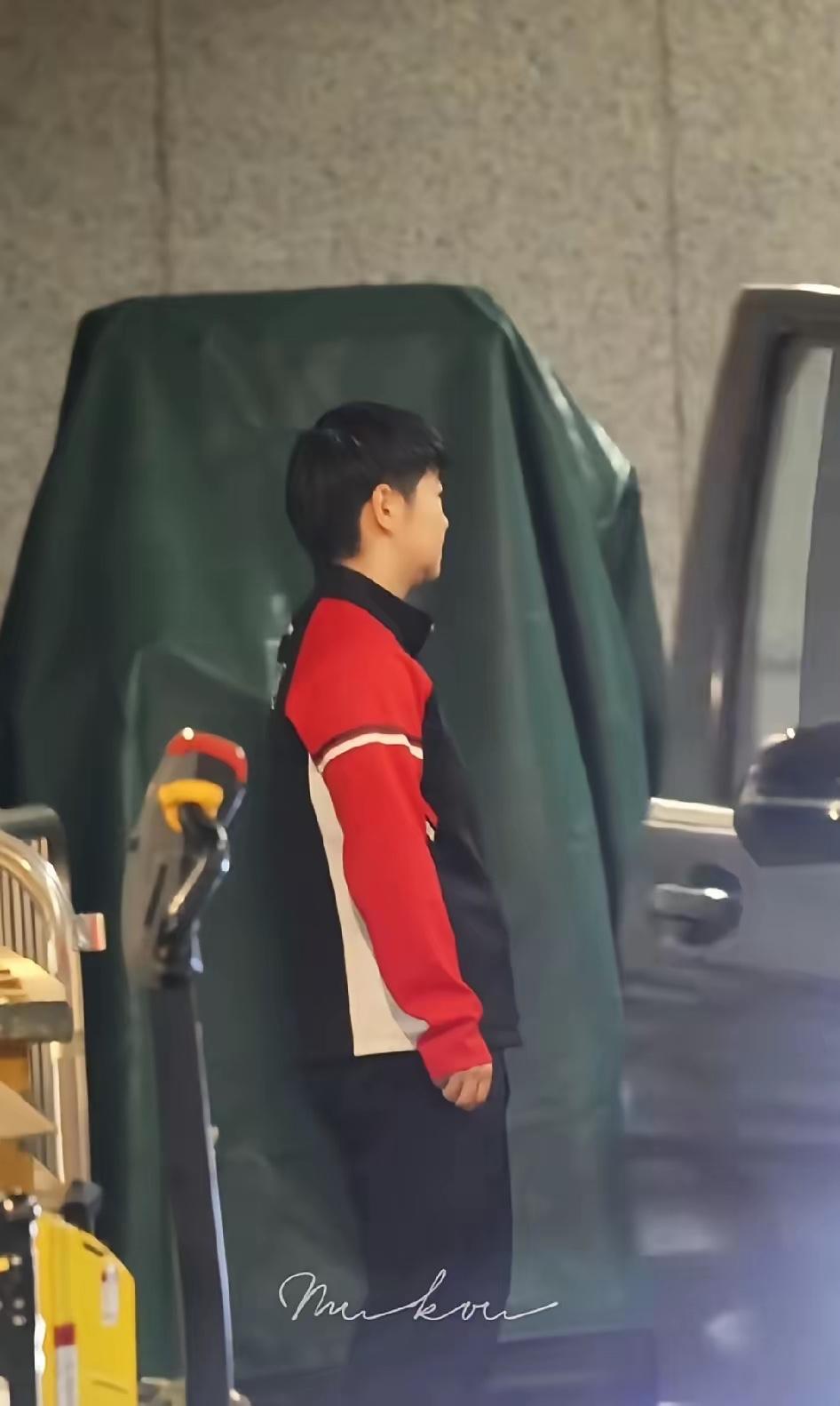 你见过凌晨12点的香港吗？孙颖莎不仅见过，还带着满身疲惫在赛场收尾。凌晨12