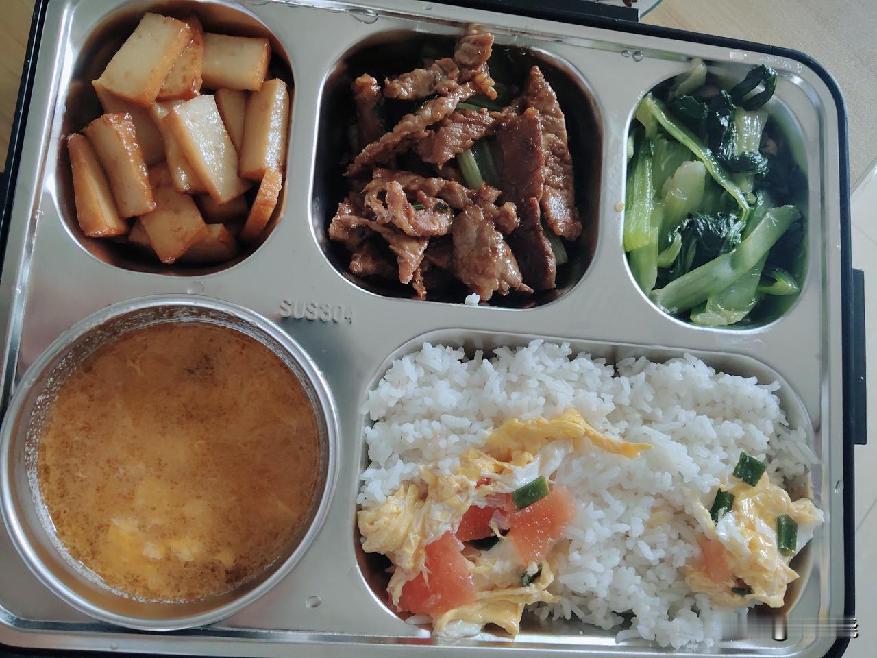 今日午餐，四菜上桌✨香菇青菜、香炒素鸡、芹菜炒牛肉，再来一锅西红柿鸡蛋汤。烟