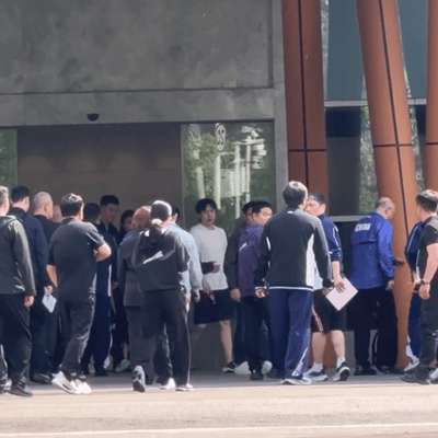 4.15日，新鲜的楚钦，龙队和许昕都来成都陪练了，关指也来到了成都。穿着白