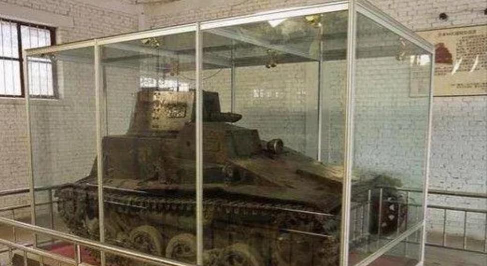 🌞1989年夏天，一小伙儿跑到村外的河里去游泳。谁知当他一个猛子扎到水里时