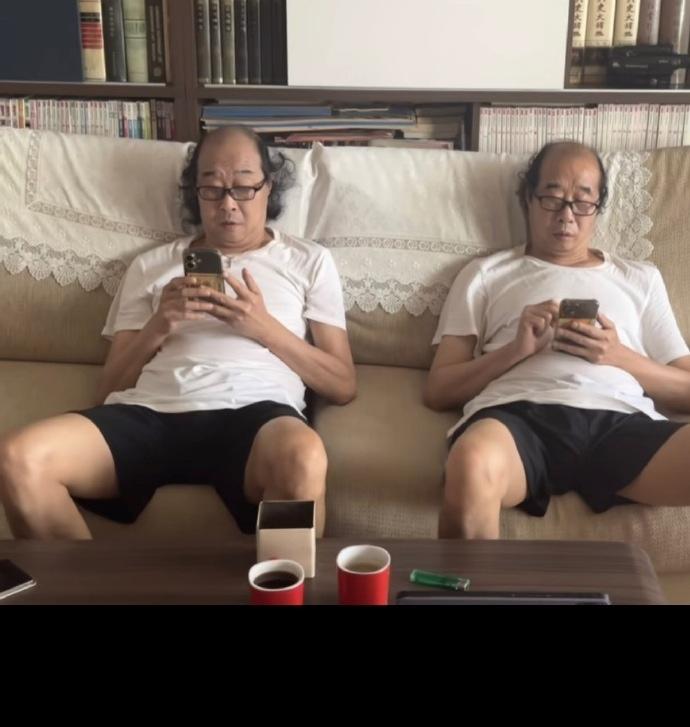 稀奇！老双胞胎兄弟太像了现实生活中，我们经常见到双胞胎宝宝，他们如同一个模子