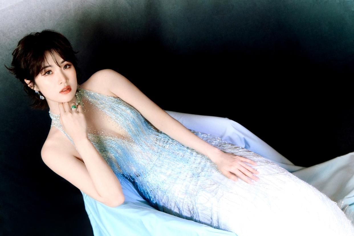 当冰蓝流光撞上利落短发，姚安娜这组大片完成了一次惊艳的风格突围。她褪去了初入视野