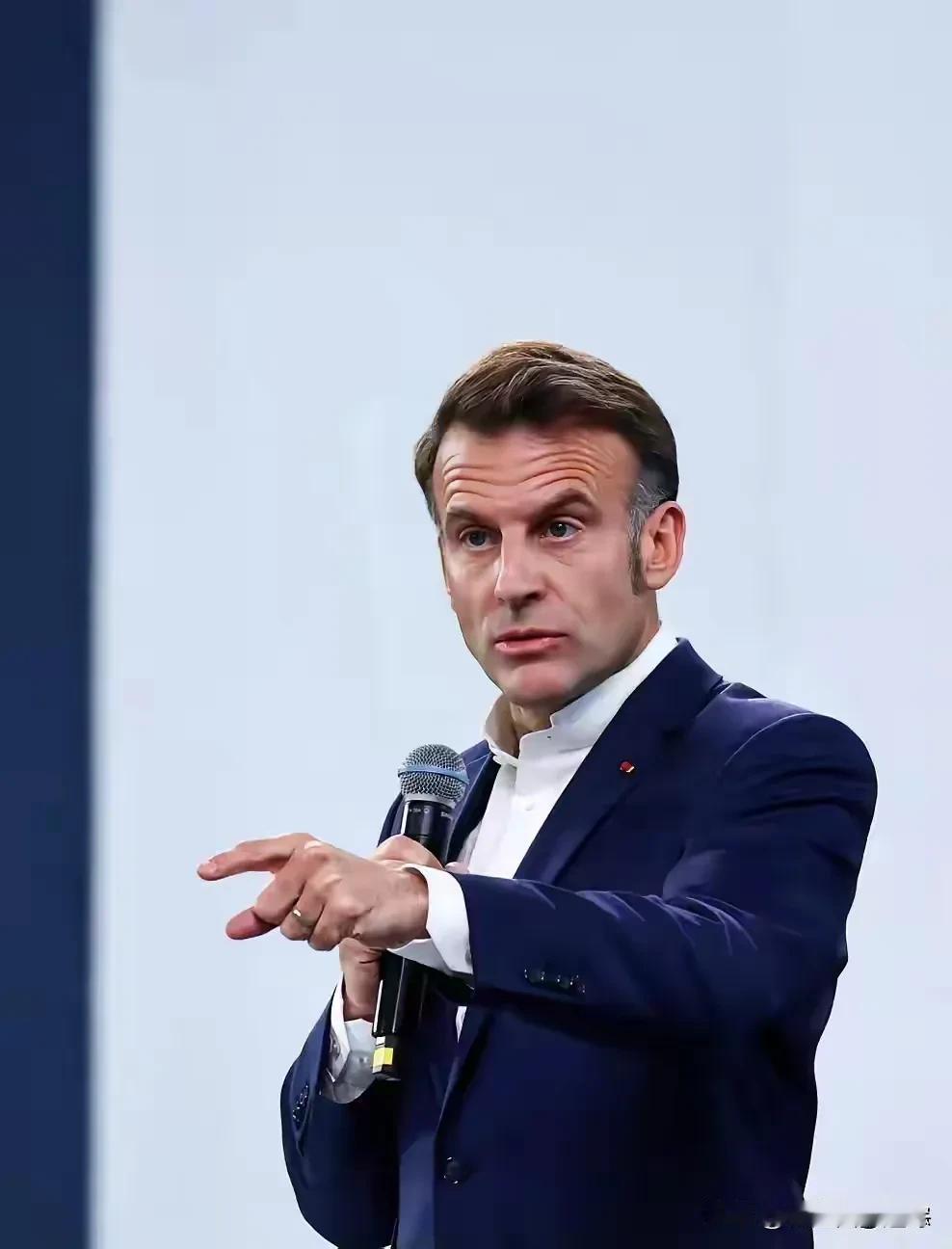 美国要变天了！12月05日，刚从中国回来的马克龙，立马翻脸不认账。他急匆匆站