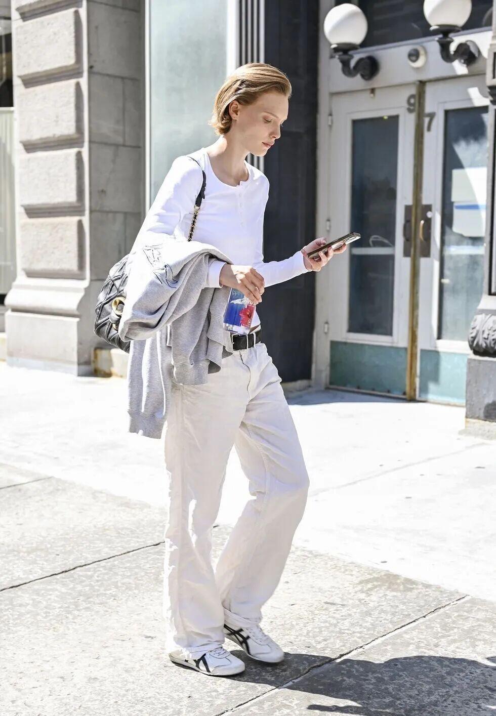 超模下班怎么穿？她们用松弛感拿捏了街头时髦。白衬衫搭牛仔裤清爽利落，复古毛衣配