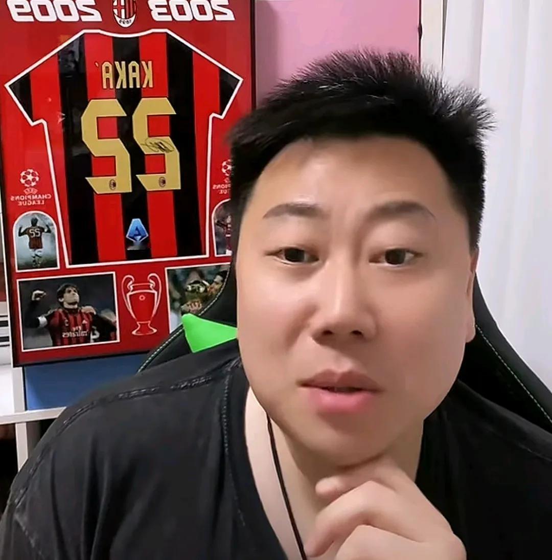 媒体人李宝库认为，外界吹捧李提香跟依木兰的都是球盲。李宝库在直播间表示，辽宁铁