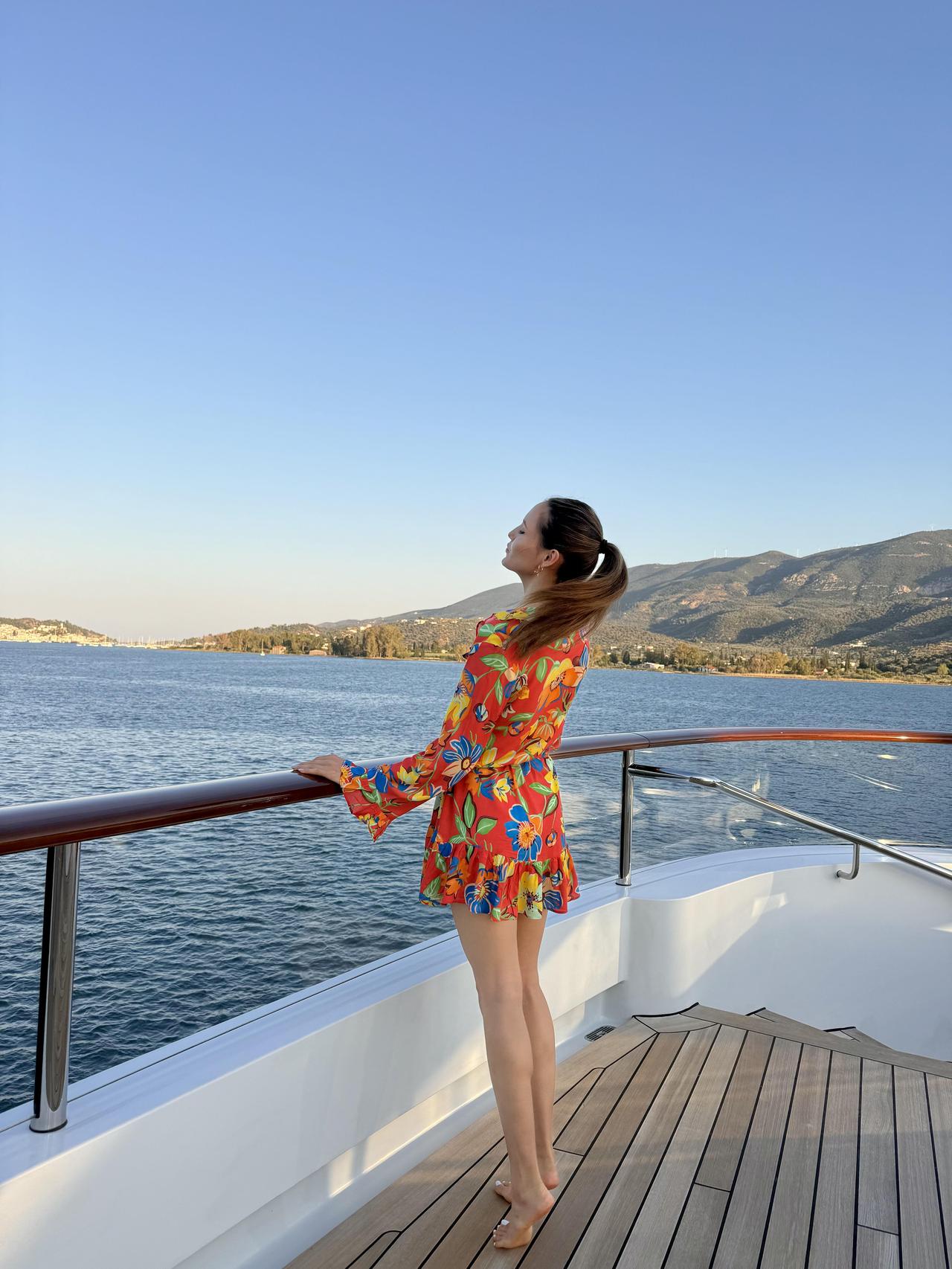 谷爱凌度假美拍，光脚丫美腿真绝啊！水边脚丫露脚写真
