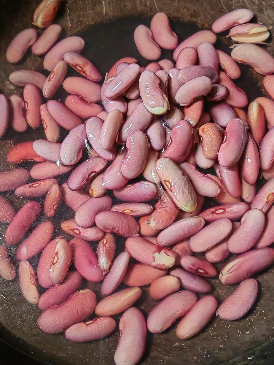 一位女士问师父，他老公挺好的，挣钱也都交给她，但最近她发现老公在网上和异性聊天，