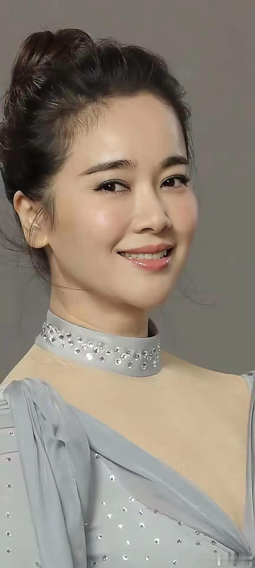 左小青堪称超标准东方美女。​​​