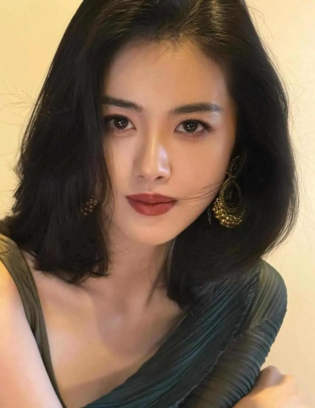 模特表现出来一种大气而细腻的感觉，一般人不具备。
