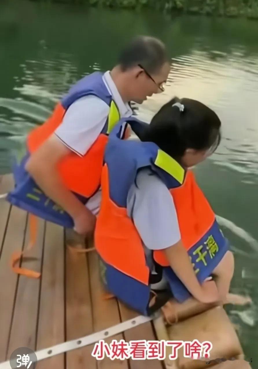 谢浩男爸爸在家里带娃儿，谢浩男妈妈和女儿一起直播带货。网友们都说他们两口子虽然离