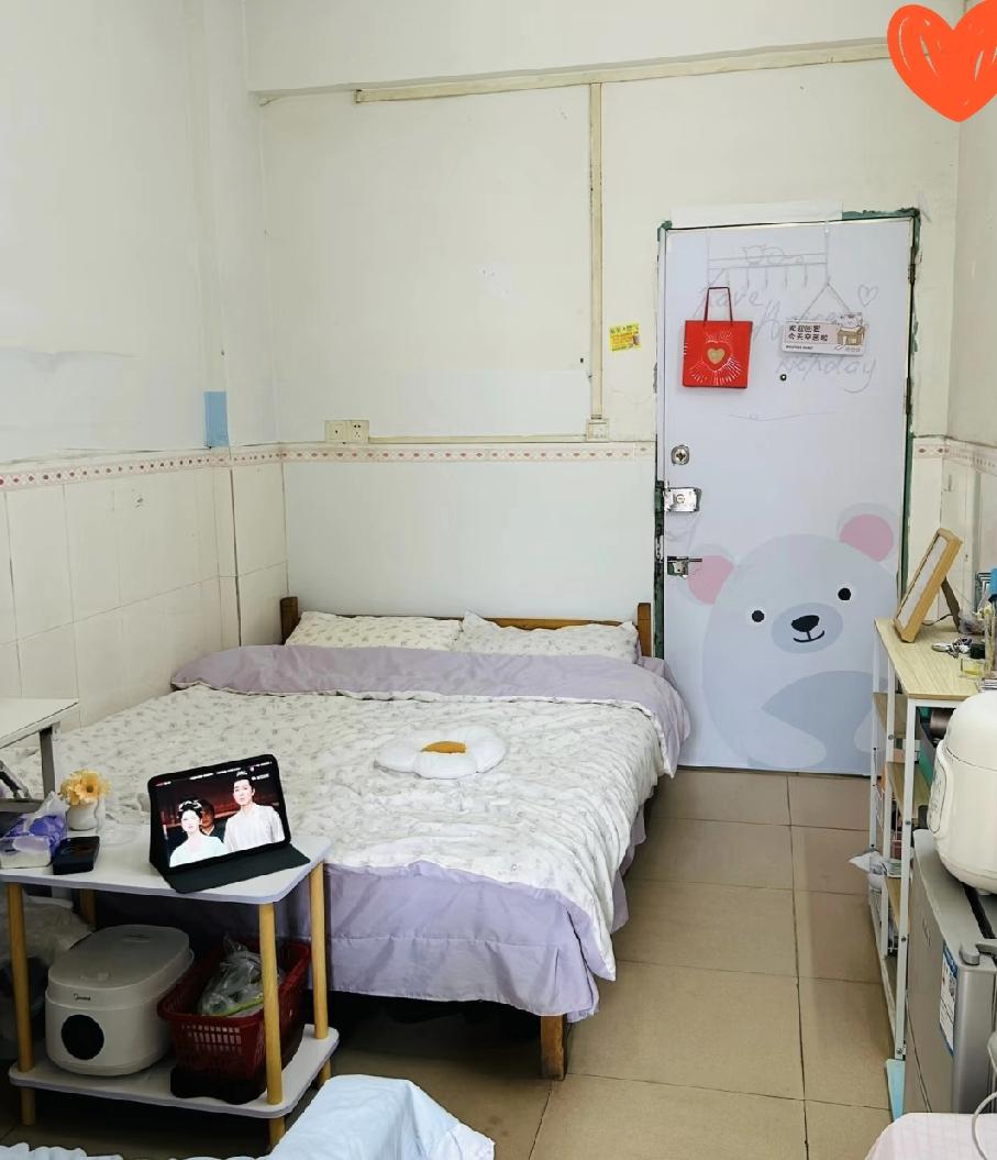 今天去深圳租房，就这巴掌大的破单间，就一张床，连个衣柜都没有，房东张嘴就要950