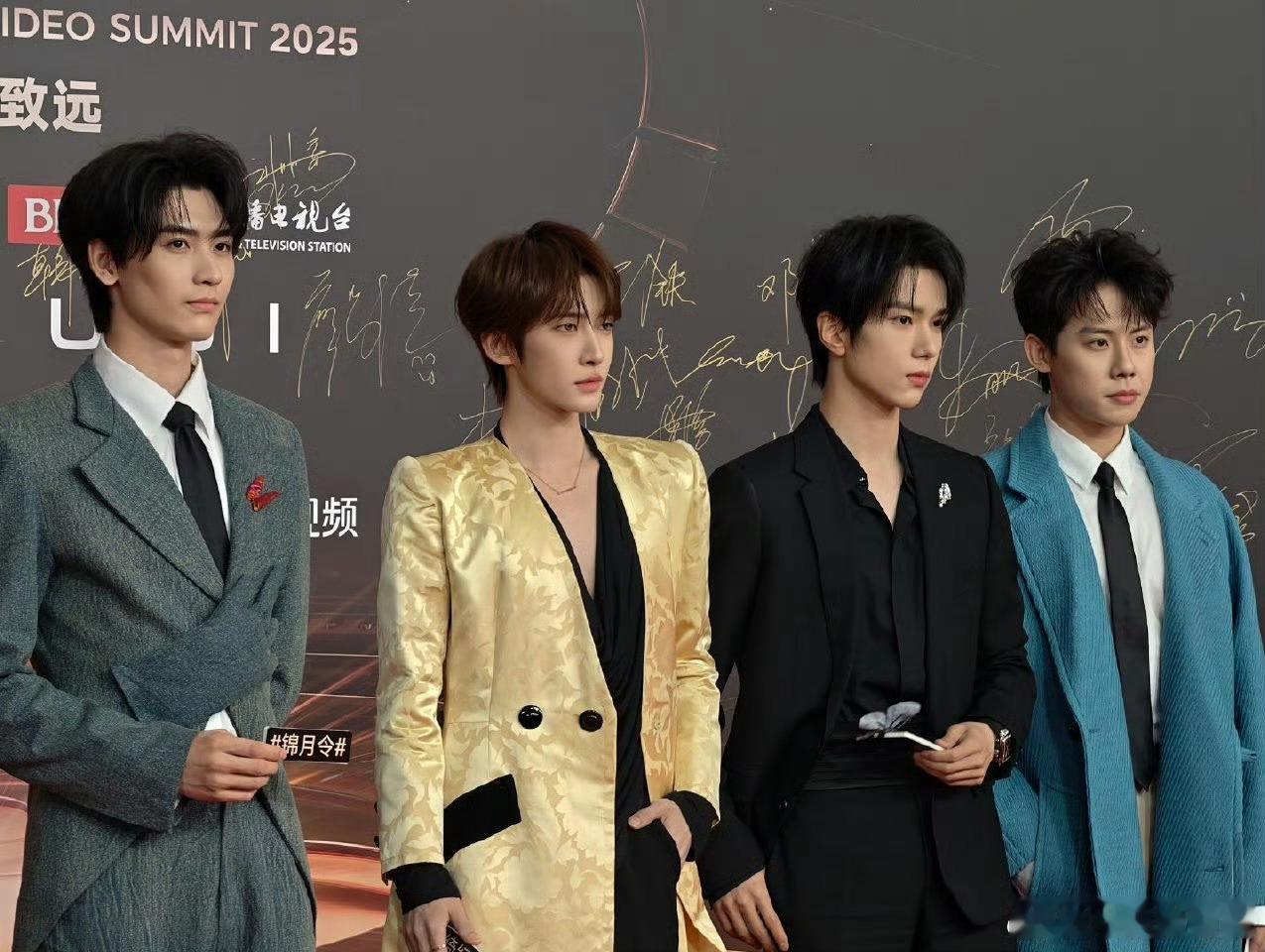 黄俊捷的胸针是辣椒黄俊捷灰调穿搭显质感，“辣椒”胸针超吸睛！一抹中国红点燃沉闷