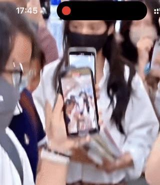 卢昱晓机场被人敲头原本以为只是被女生轻轻拍了一下有什么好大惊小怪的，结果这是个男
