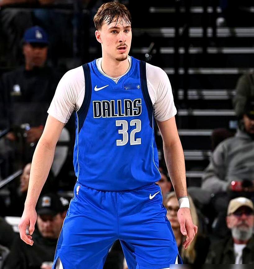 太魔幻了，新秀赛季就当上联盟三分王，结果连个最佳新秀都没拿到。黄蜂队的克