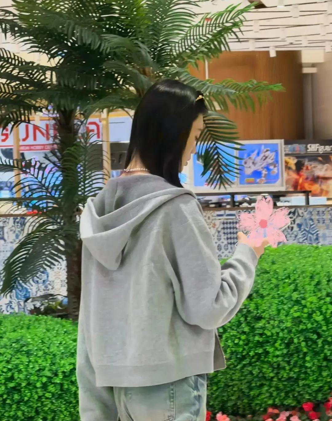 37岁奚梦瑶现身澳门逛商场被偶遇，她打扮休闲简单，她穿着浅灰色连帽卫衣，留着一头