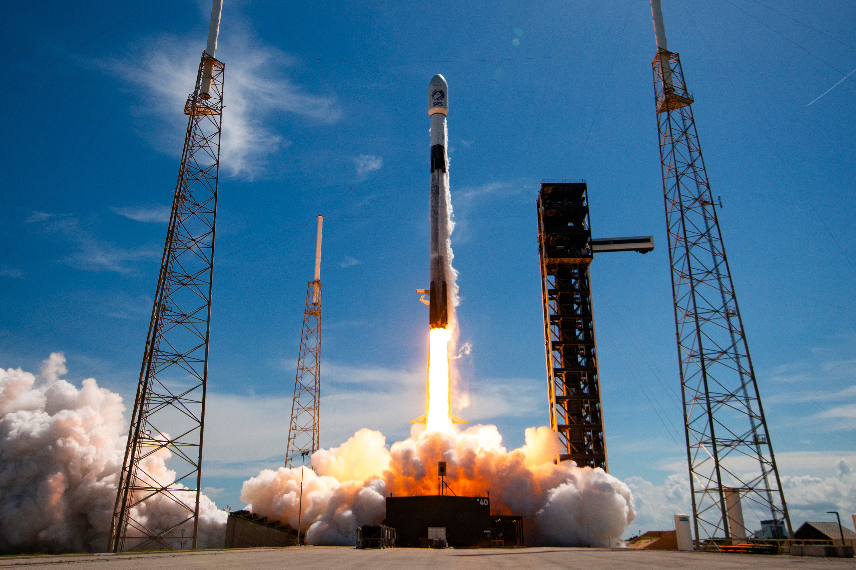 SpaceX猎鹰系列火箭完成第700次任务，成功将3颗通信卫星送入轨道9月14日