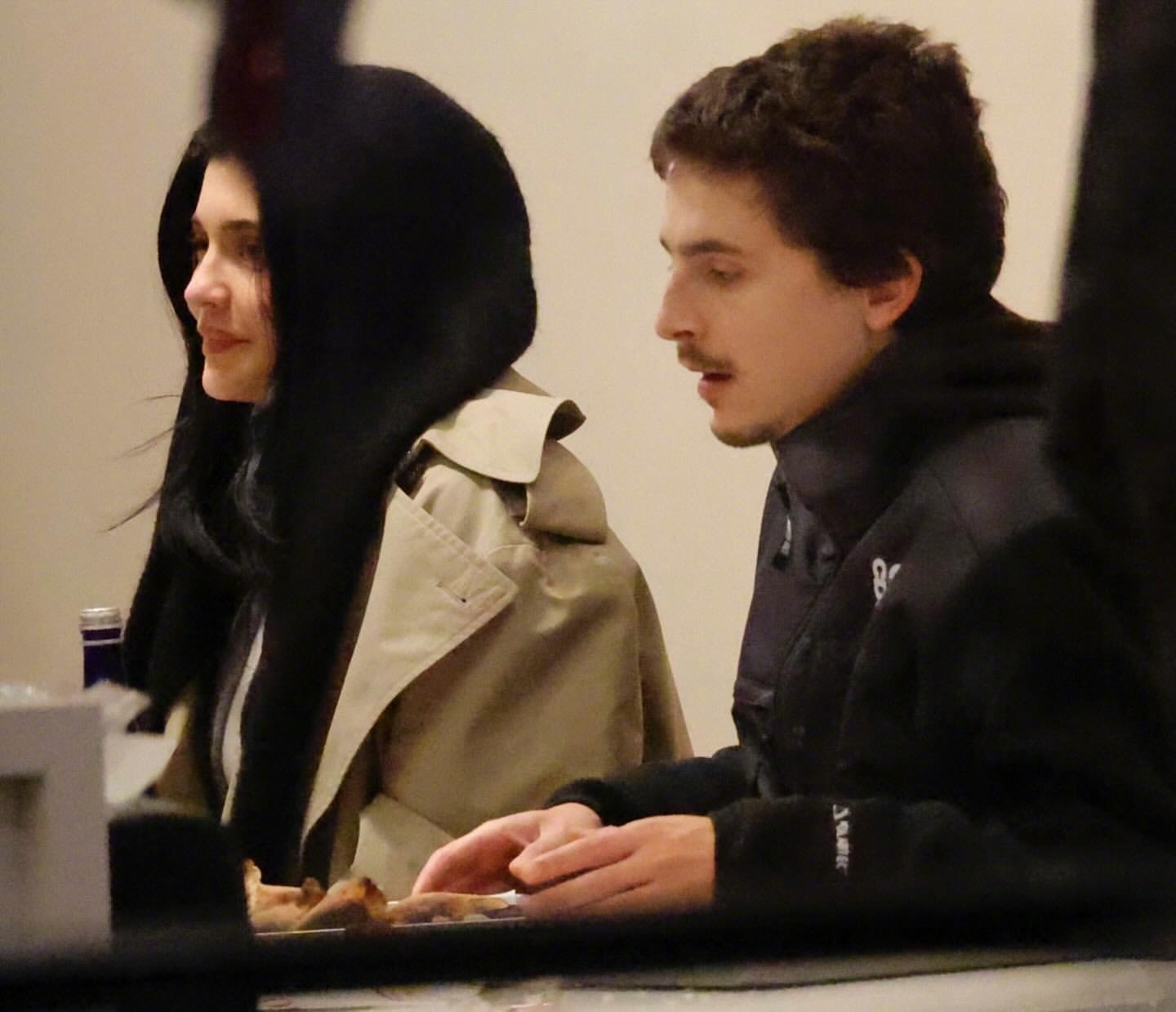 欧美八卦新闻，当地时间周二，28岁的凯莉·詹娜和30岁的男友甜茶-蒂莫西·柴勒梅