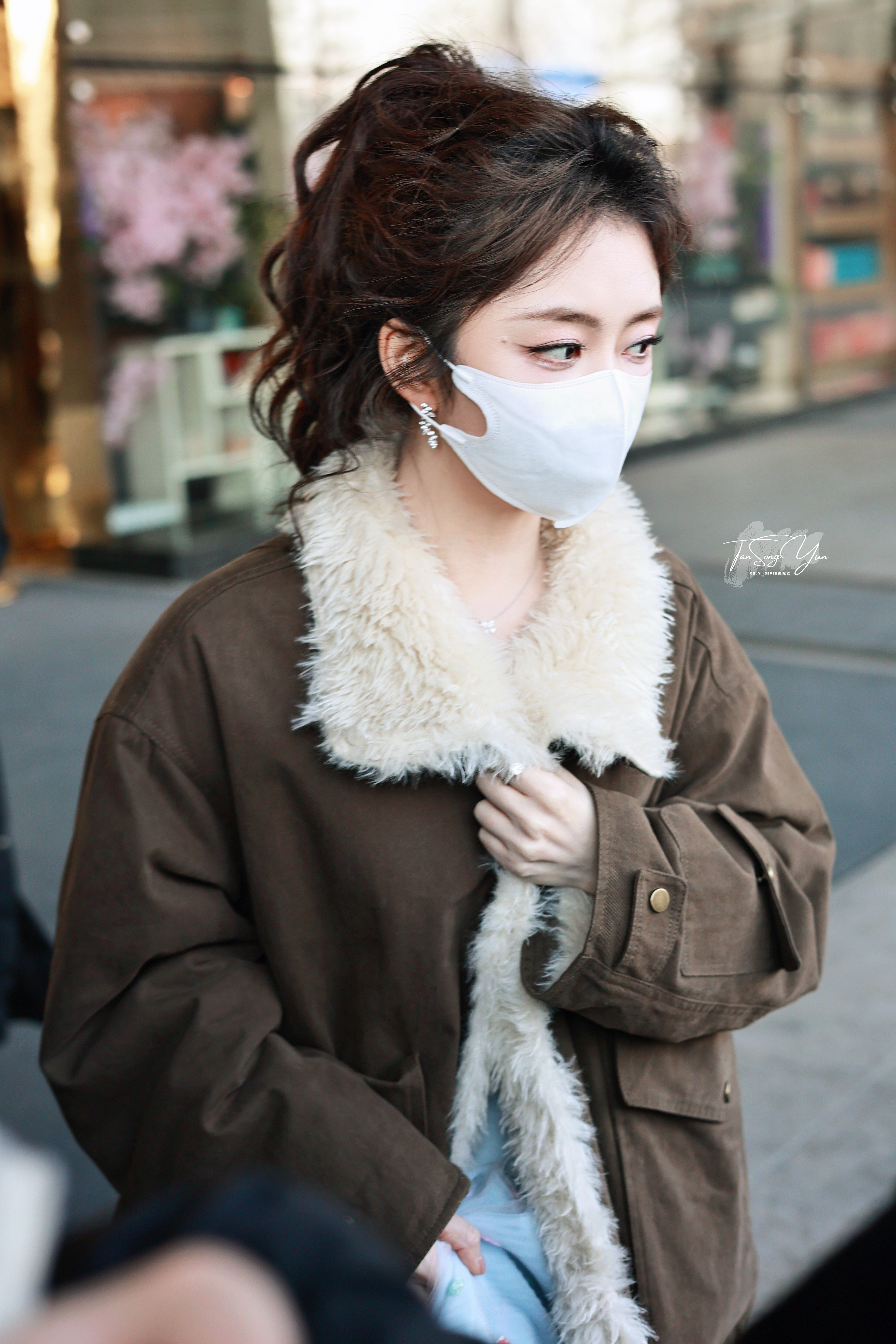 百花迎春好期待的节目，听说是唱歌「我还是从前那个少年，没有一丝丝改变」啊我好爱的