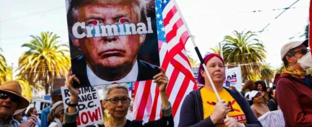 现实打脸来了，美国50州全乱套，900多万人上街，这次抗议要创历史了！之