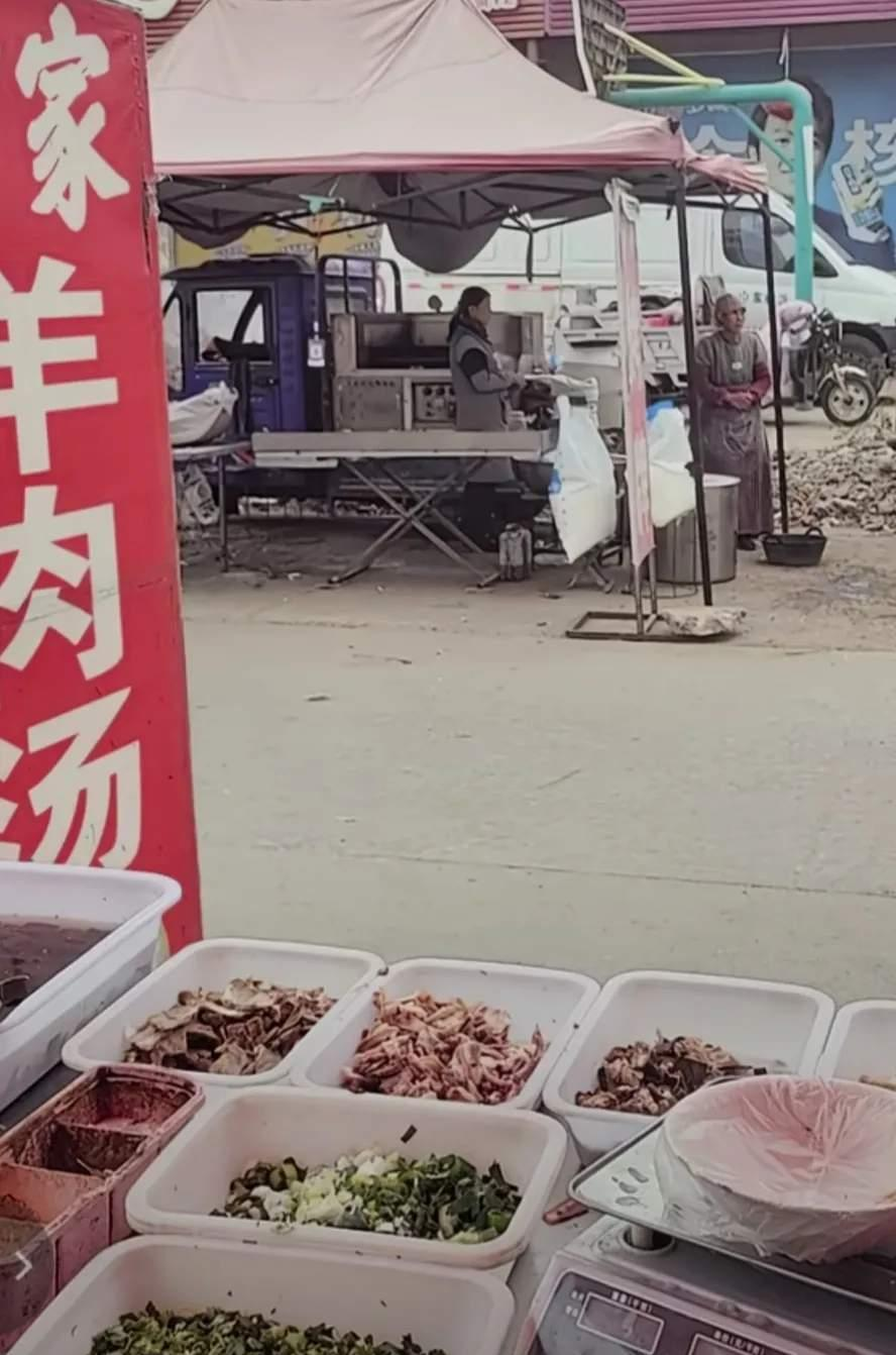 那个山东的<em>烤牌姑娘</em>彻底傻眼了，已经没有多少人去买她家的<em>烤牌</em>了，那些以前去拍的人全