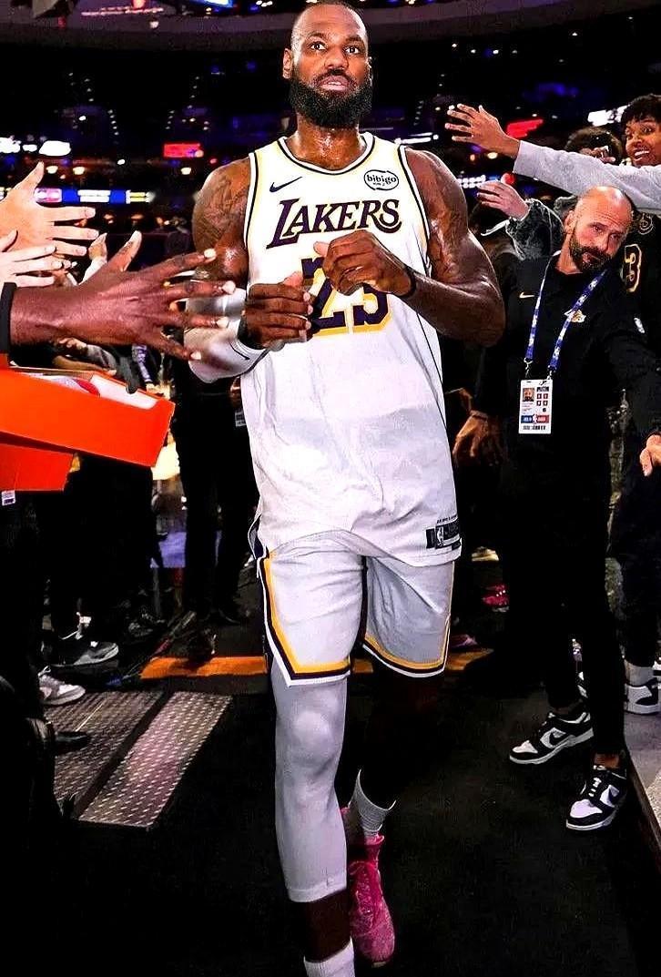 东契奇12分钟伤退被骂“软”，但场上三位老将用行动撕碎了这标签。你看那39岁的