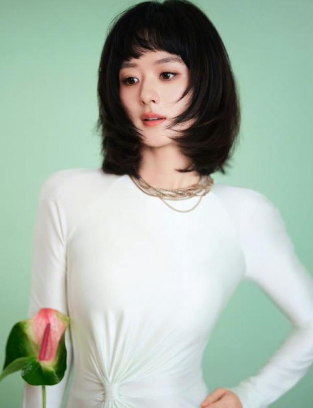 赵丽颖就是人强且好！赵丽颖直播新发型出现了一些吐槽的声音，她应该是害怕发型师被