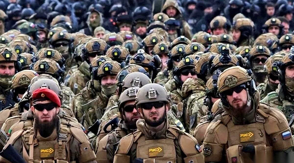 电话那头，声音都带了火星子：“你们到底管不管？”我这边，茶杯里的热气慢悠悠地打