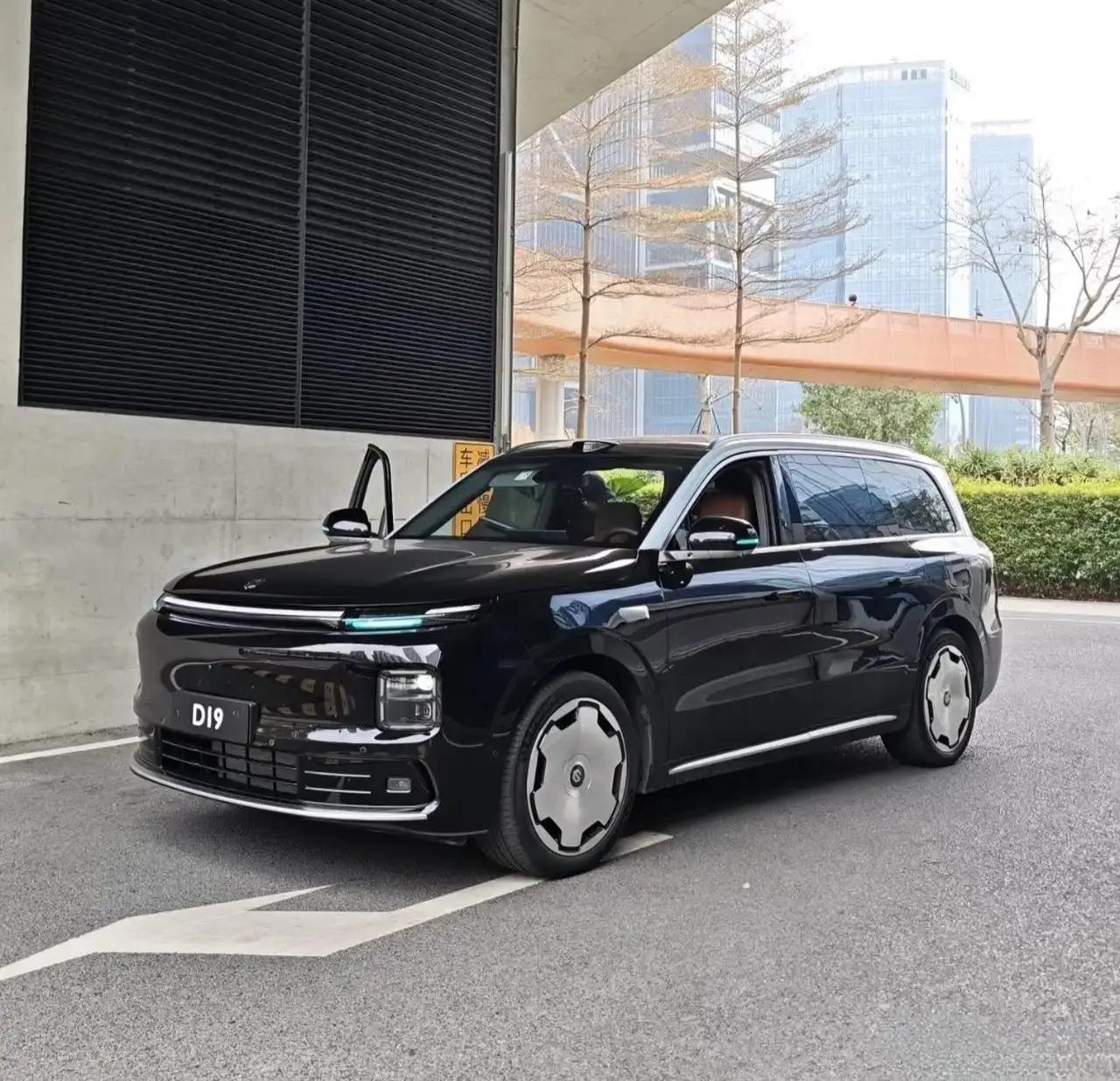 说实在的，我开了近三十年车，从最早的老桑塔纳到后来的合资SUV，前前后后换了四五