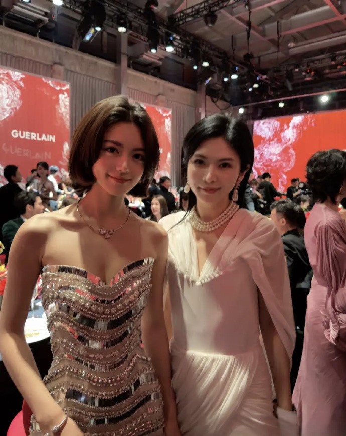 我一直以为赵今麦是那种可可爱爱、邻家妹妹，萌萌的长相…直到看到这个照片，完全人间