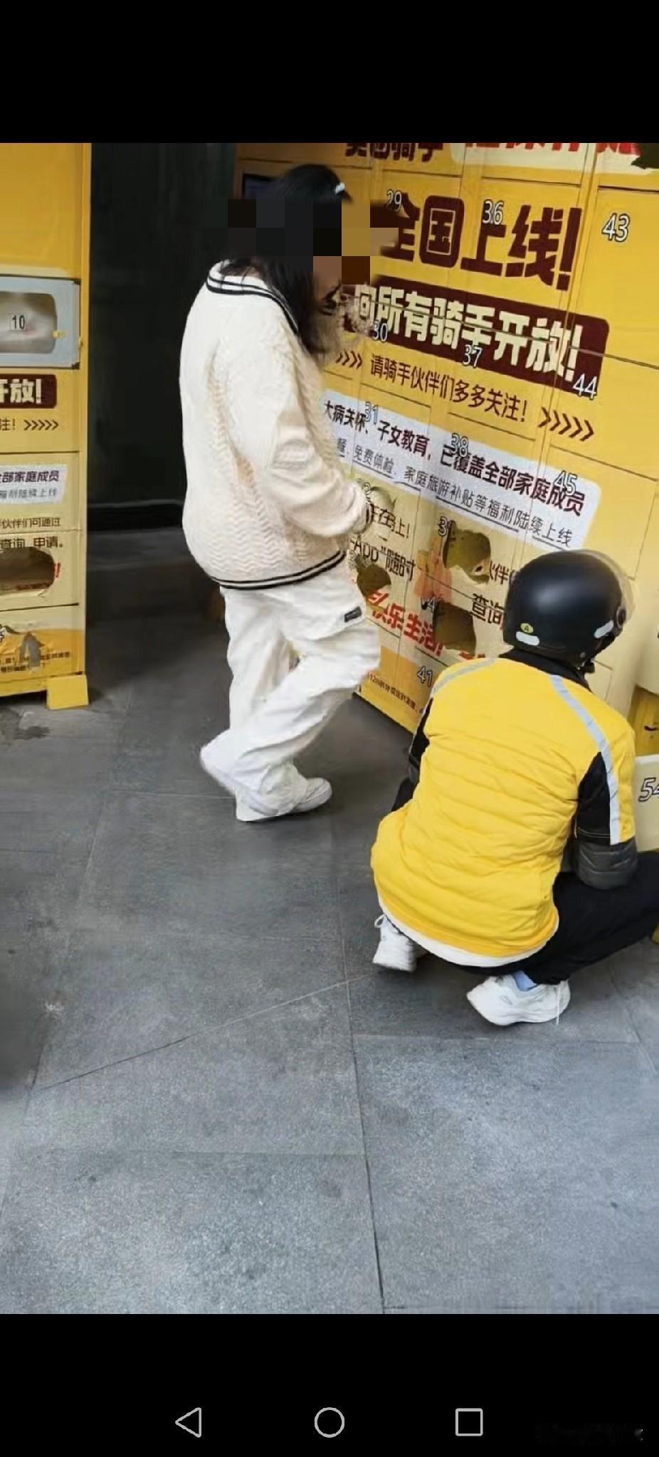 破防了，自从偷外卖事件发生后，广西大学东门搞了个整排外卖柜，但是小仙女可能直接破