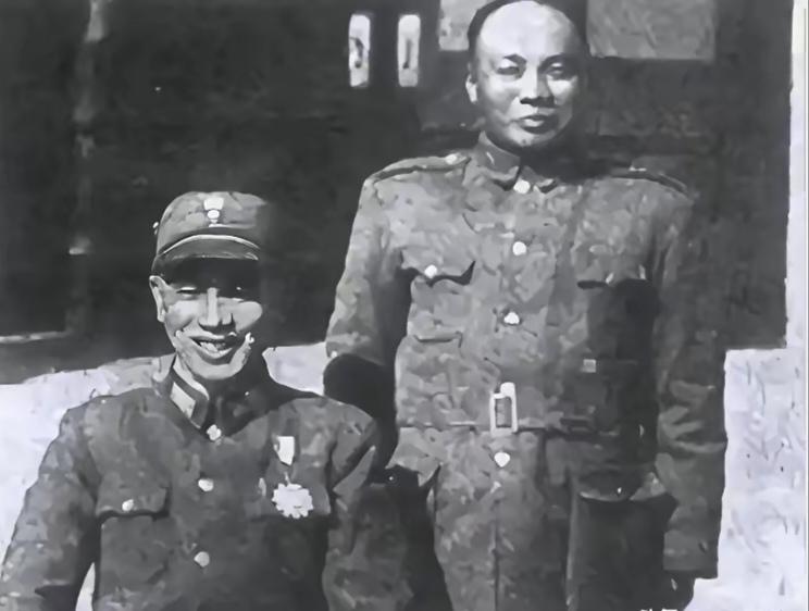 1947年，蝉鸣人燥，南京总统府，汤恩伯进门敬礼，蒋介石大骂：“跪下！”汤恩伯当
