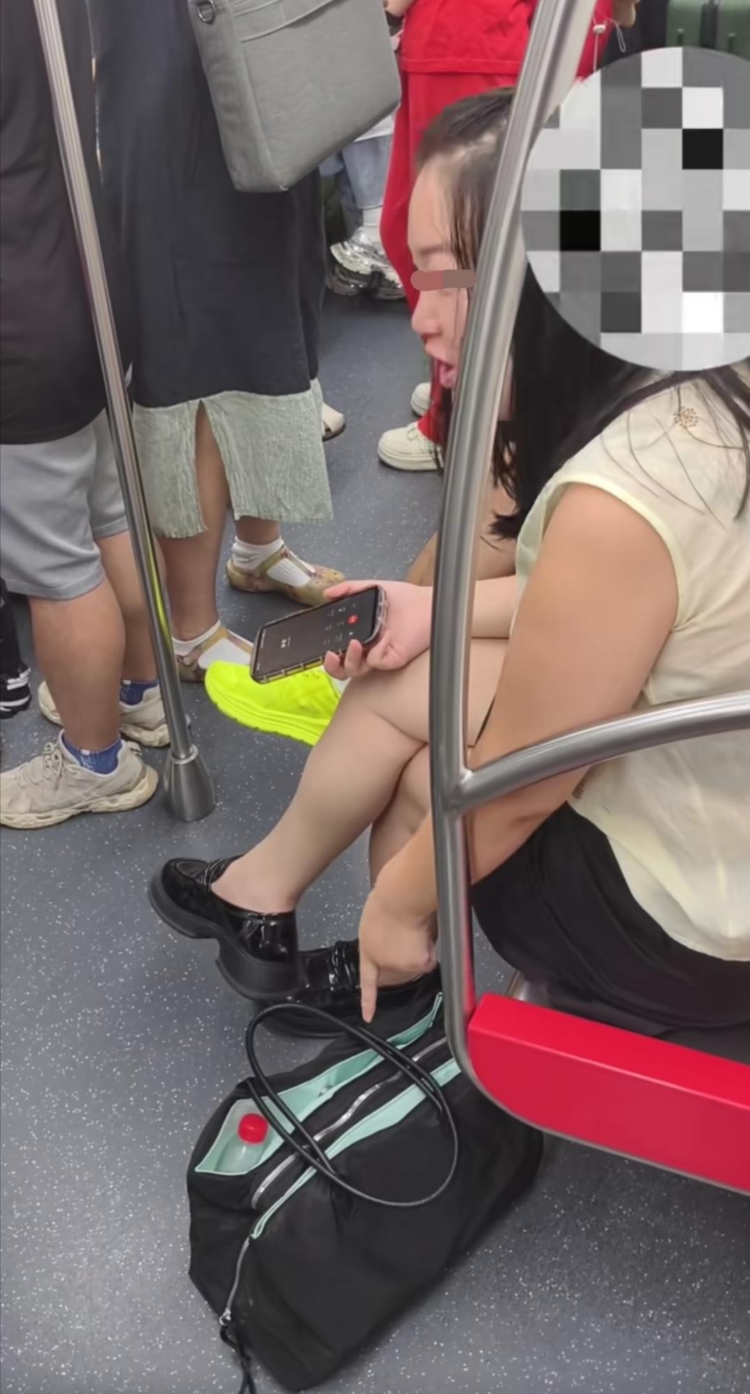 8月31日，杭州地铁一号线上，女子怀疑男子“摸”了她，男子表示没有摸，双方就在车