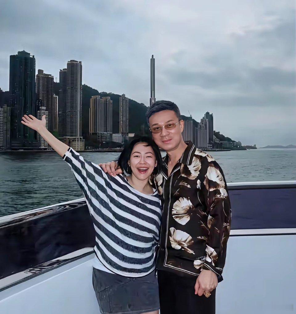 有件事我觉得挺奇怪的！自从大s走后，小s和他老公两个人感情是越来越好了，不仅多次