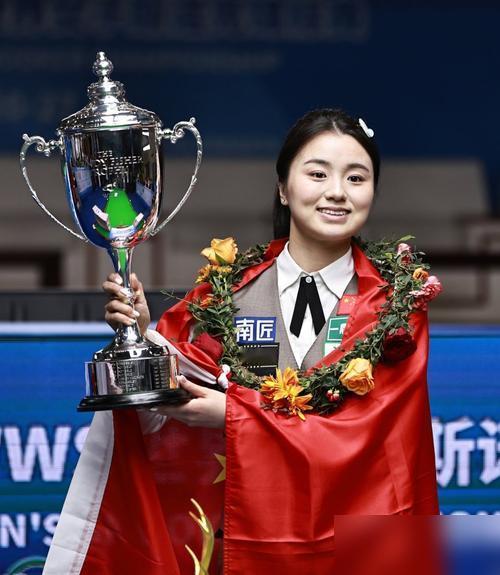 别再吹白雨露了。那张斯诺克球台，刚刚给她上了一堂最残忍的物理课。你打出的两杆