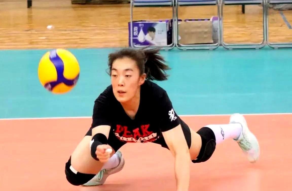 孟豆上了，主力二传，7号签到。不是谁求来的，是她自己打出来的。三场球，一传5