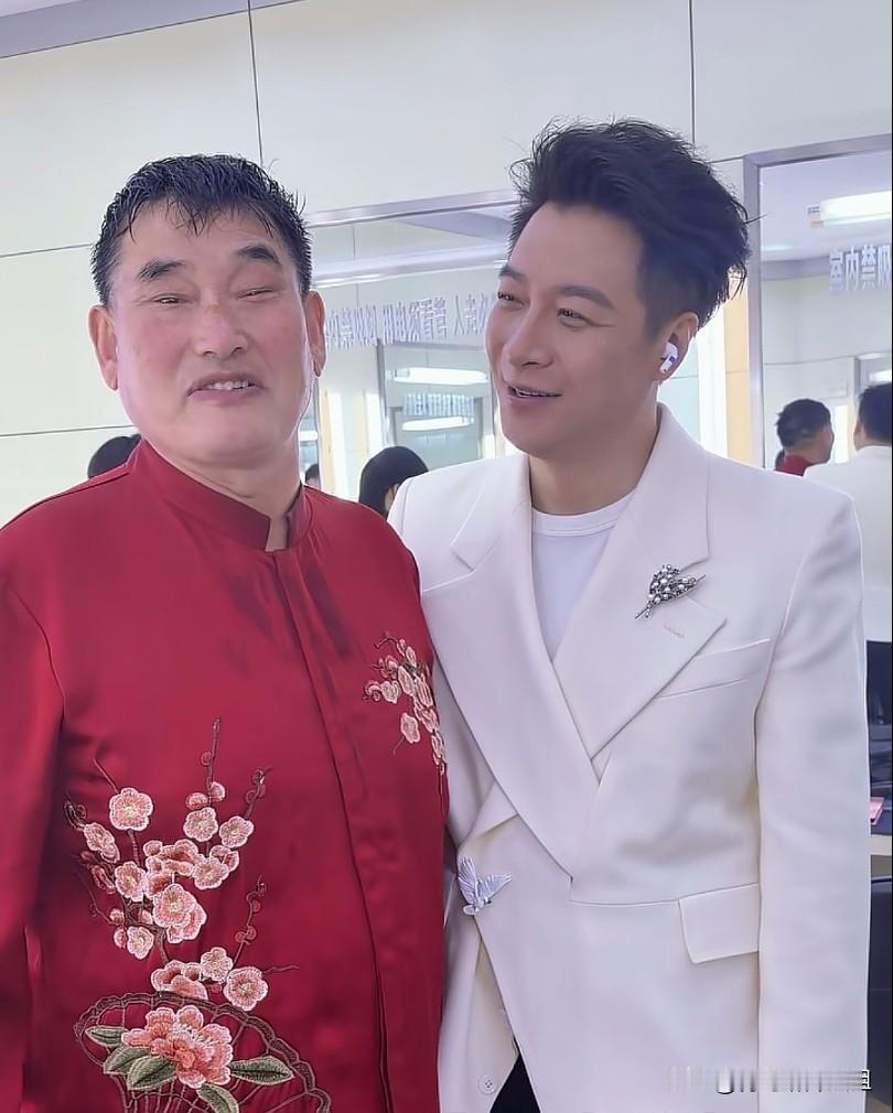 大衣哥朱之文后台同框，满脸红光状态好，网友调侃“像喝了二两”。一组大衣哥朱之文